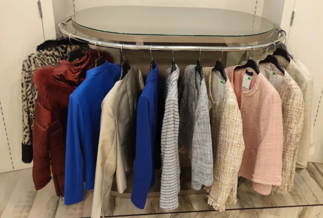 Mueble madera ovalado con cristal