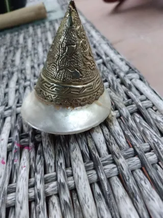 Adorno concha y metal antiguo