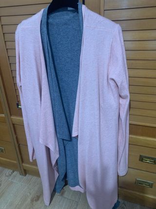 Dos chaquetas rosa y gris.