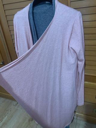 Dos chaquetas rosa y gris.