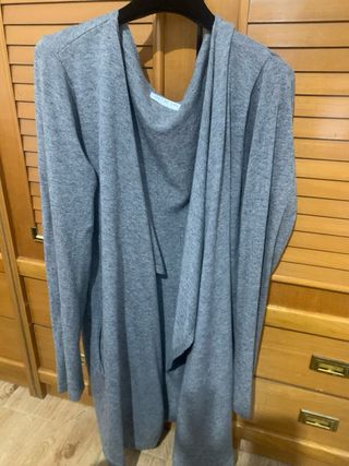 Dos chaquetas rosa y gris.