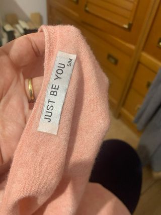 Dos chaquetas rosa y gris.