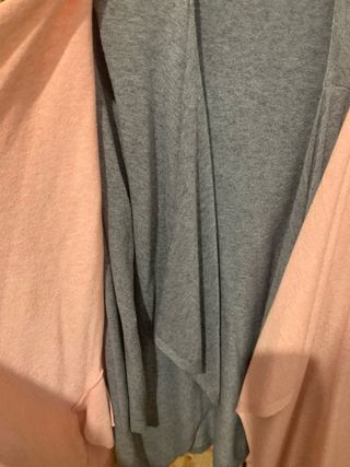 Dos chaquetas rosa y gris.