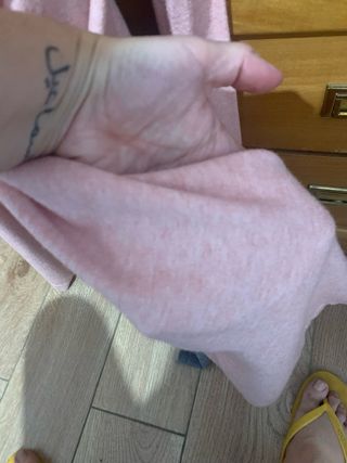 Dos chaquetas rosa y gris.