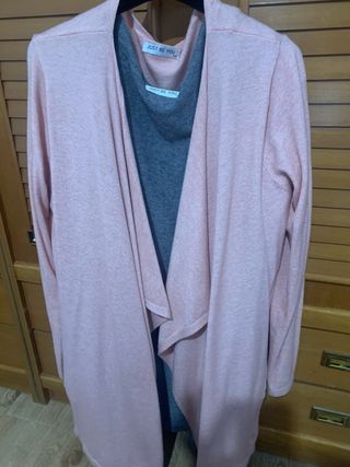 Dos chaquetas rosa y gris.