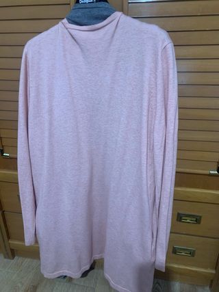 Dos chaquetas rosa y gris.