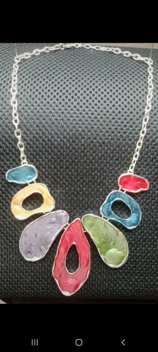 Colgante Multicolor con Cadena Plateada