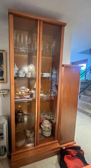 Vitrina y armario de madera y cristal Negociable