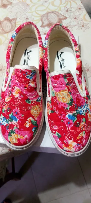 Scarpe tela rosse floreali