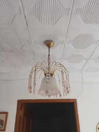 Lámpara colgante dorada y rosa de cristal