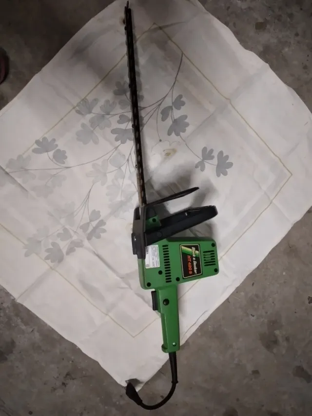 Cortasetos Black & Decker HT 420 S