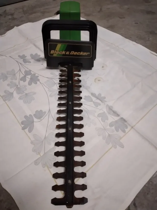 Cortasetos Black & Decker HT 420 S