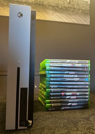 Xbox One S + 14 giochi+2 controller ecc