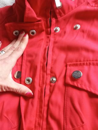 Cazadora técnica roja con cinturón