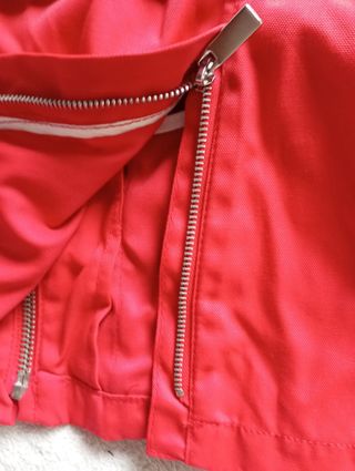 Cazadora técnica roja con cinturón