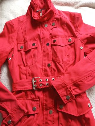 Cazadora técnica roja con cinturón