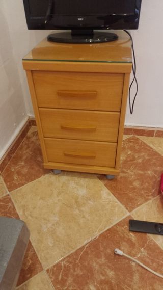 Mesita de noche de madera con cristal