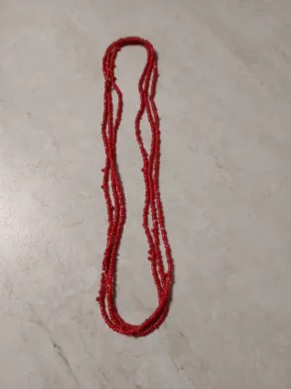 Collana di perline rosse