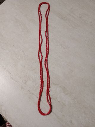 Collana di perline rosse