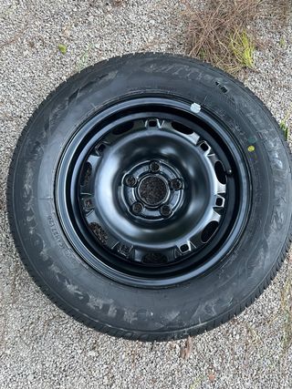 Llanta y neumático nuevo