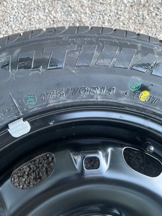 Llanta y neumático nuevo