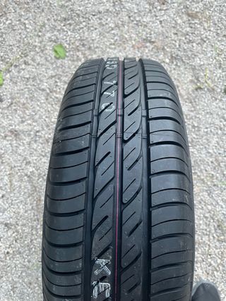 Llanta y neumático nuevo