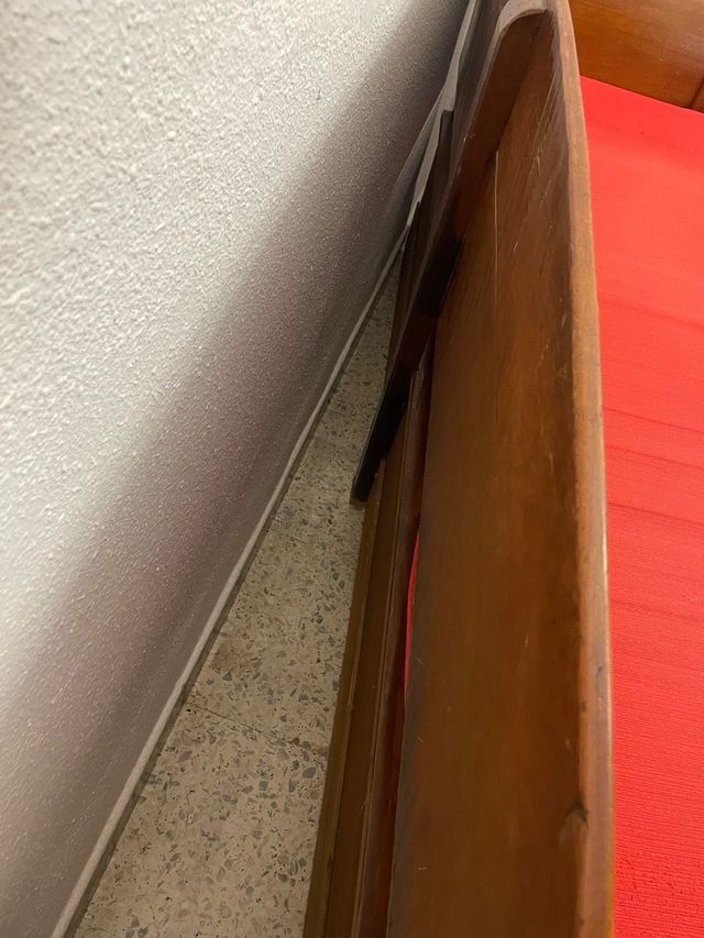 Sofá de madera antiguo