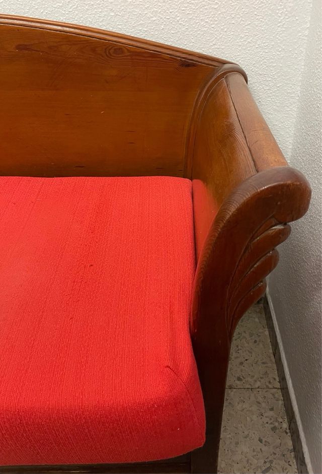 Sofá de madera antiguo