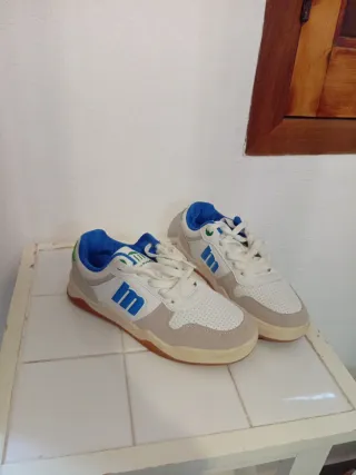 Zapatillas deportivas blancas y azules