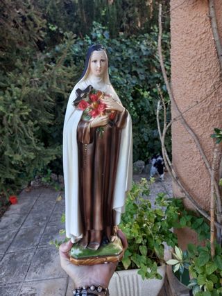 Figura Santa Teresita con flores y cruz