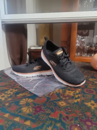 Zapatillas Skechers Negras y Doradas