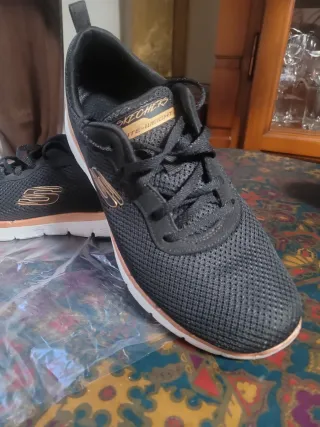 Zapatillas Skechers Negras y Doradas