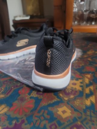 Zapatillas Skechers Negras y Doradas