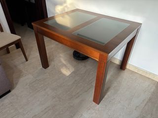 Mesa de comedor de madera de nogal