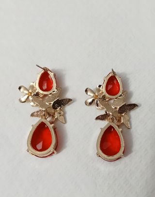 Pendientes dorados largos rojos elegantes,fiestas.