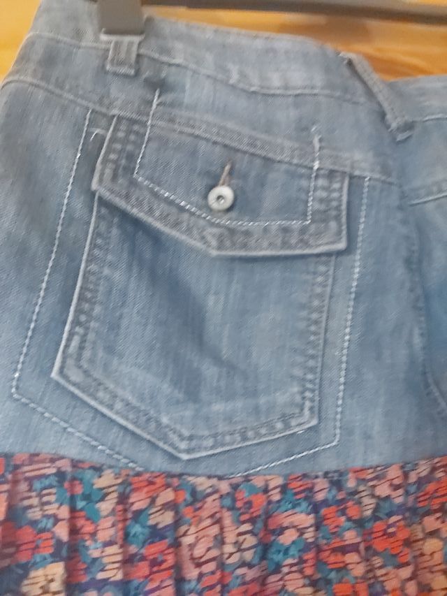 Falda vaquera con estampado floral