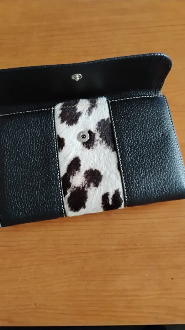 Cartera de piel con estampado de vaca