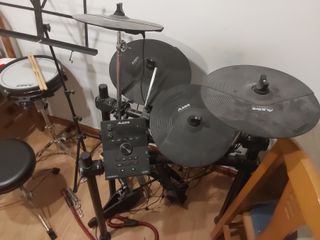 Batería Electrónica Alesis. Bongos y cajón