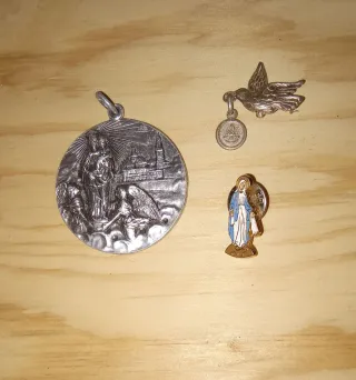 Lote 3 piezas religiosas: medalla, paloma y Virgen