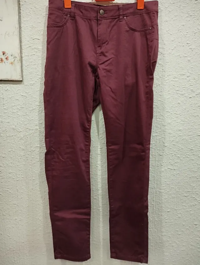 Pantalón color burdeos