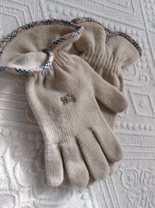 Guantes Burberry beige cuadros típico mujer.