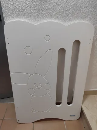 Cuna Copito blanca con dibujo de conejo