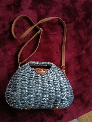 Bolso tejido azul y plateado