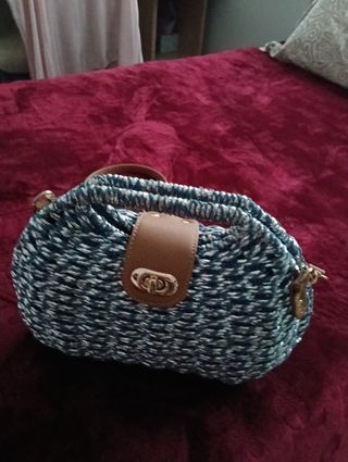 Bolso tejido azul y plateado