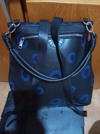 Mochila Desigual negra con flores azules