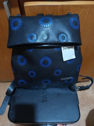 Mochila Desigual negra con flores azules