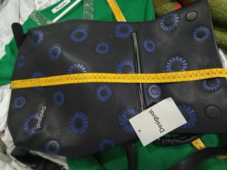 Mochila Desigual negra con flores azules