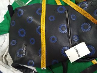 Mochila Desigual negra con flores azules