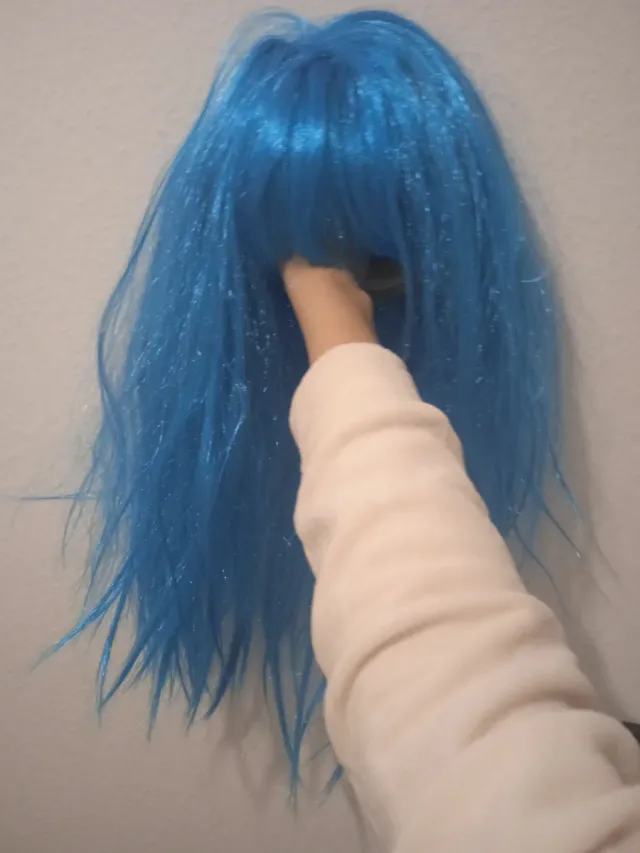 Peluca azul eléctrico con flequillo