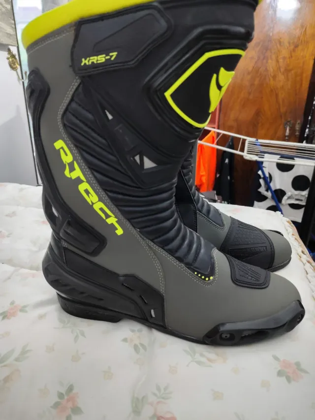 Botas de moto negras y grises